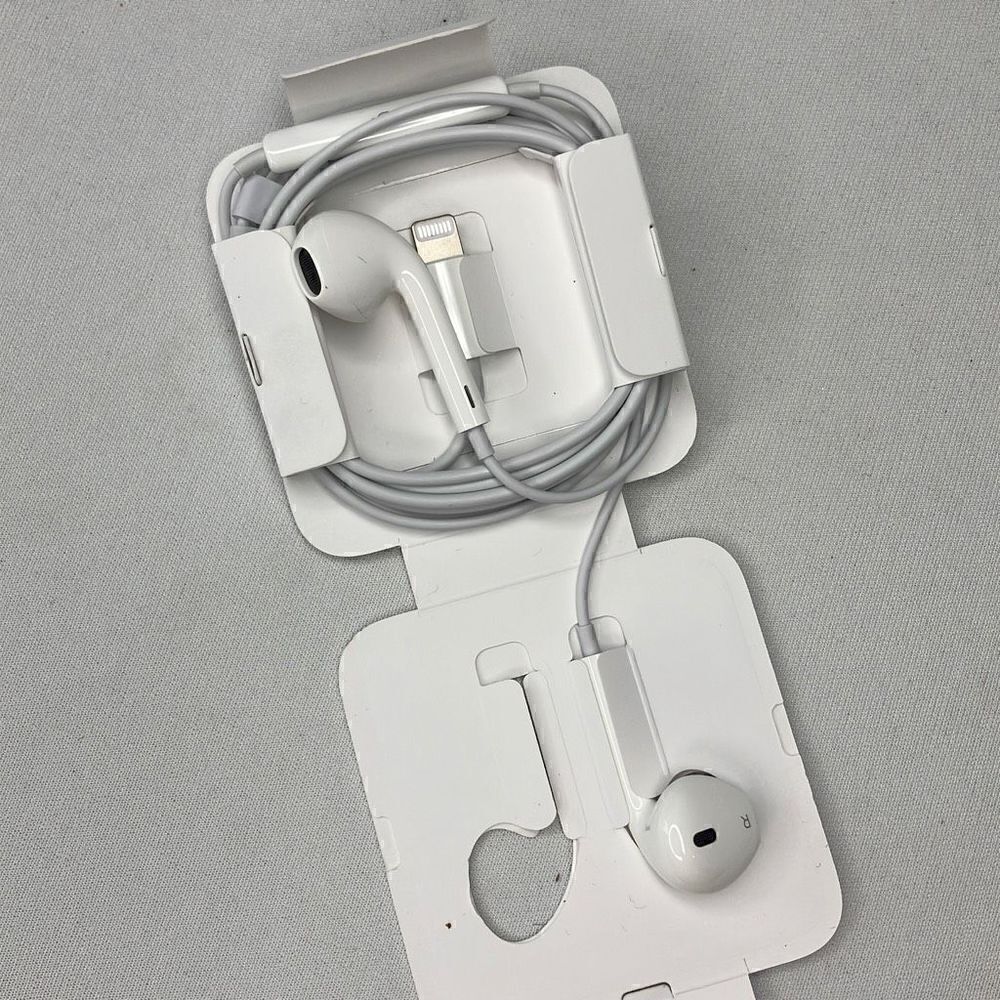 Apple Earbuds includes Box and Lightning Connector - Picture 2 of 4